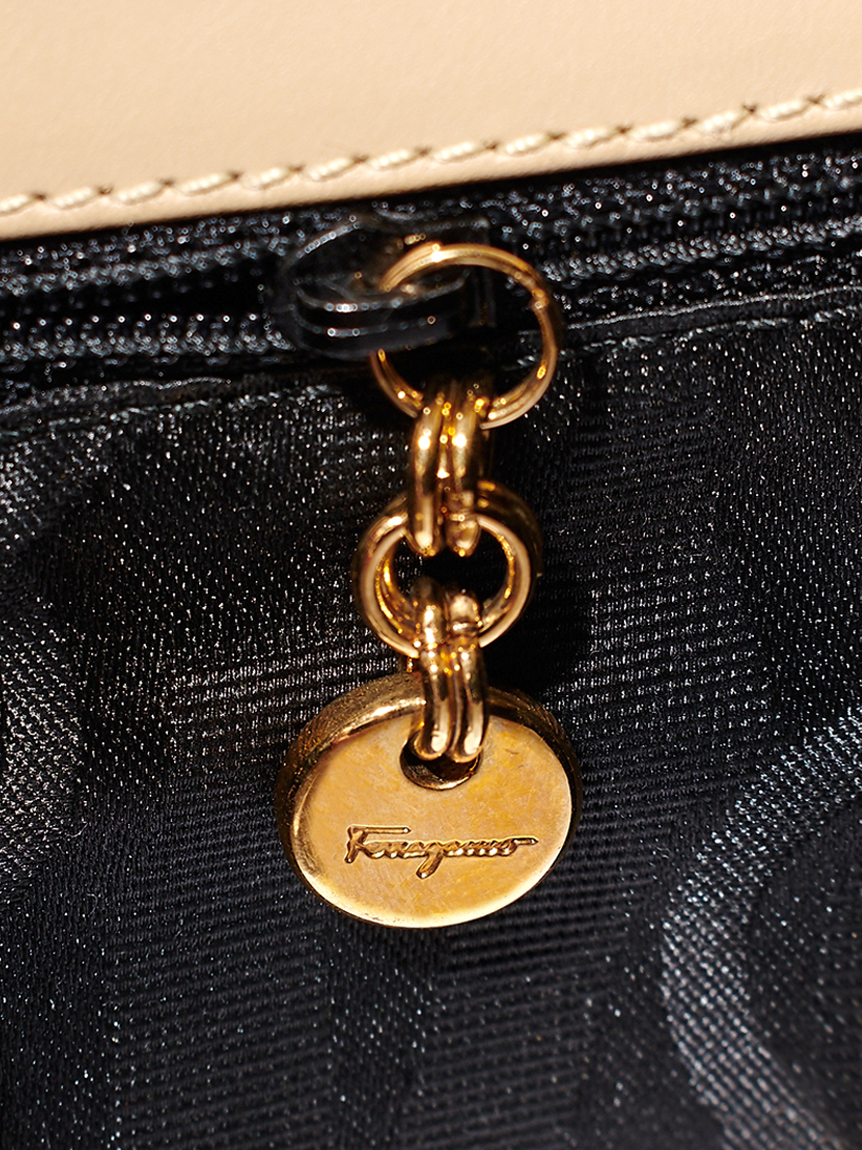 Salvatore Ferragamo ヴァラフラップショルダー(ヴィンテージ