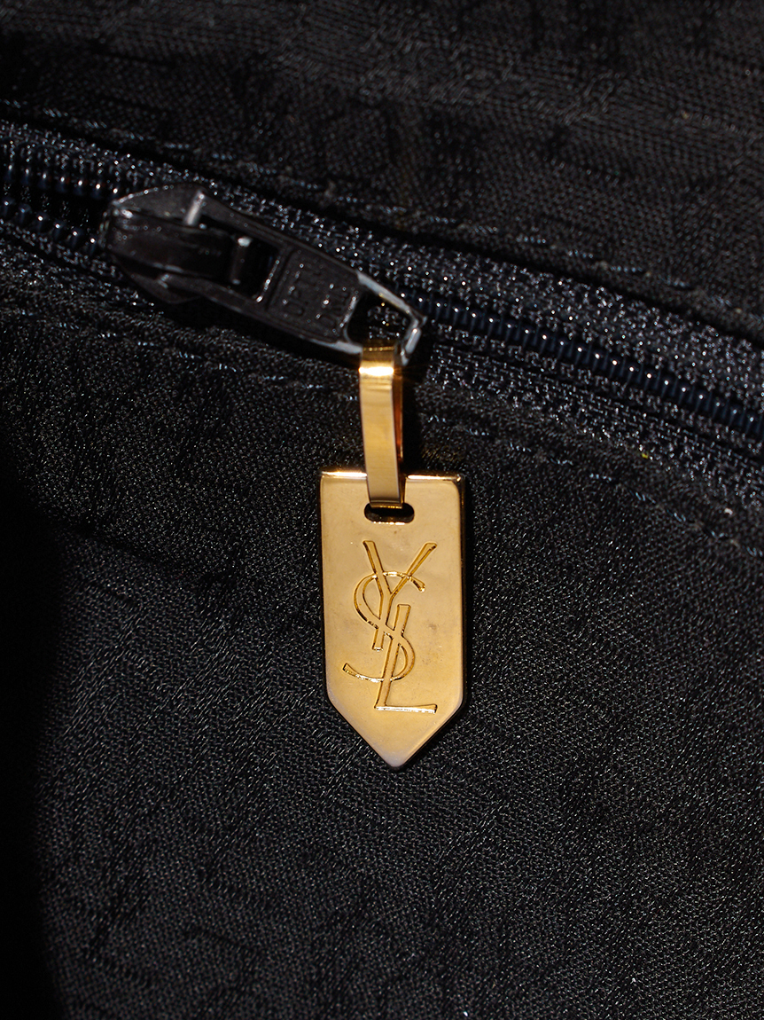 YSL ピンバッチ　カサンドラロゴ カサンドラ エンベロープ チェーンウォレット（グレイン・ド