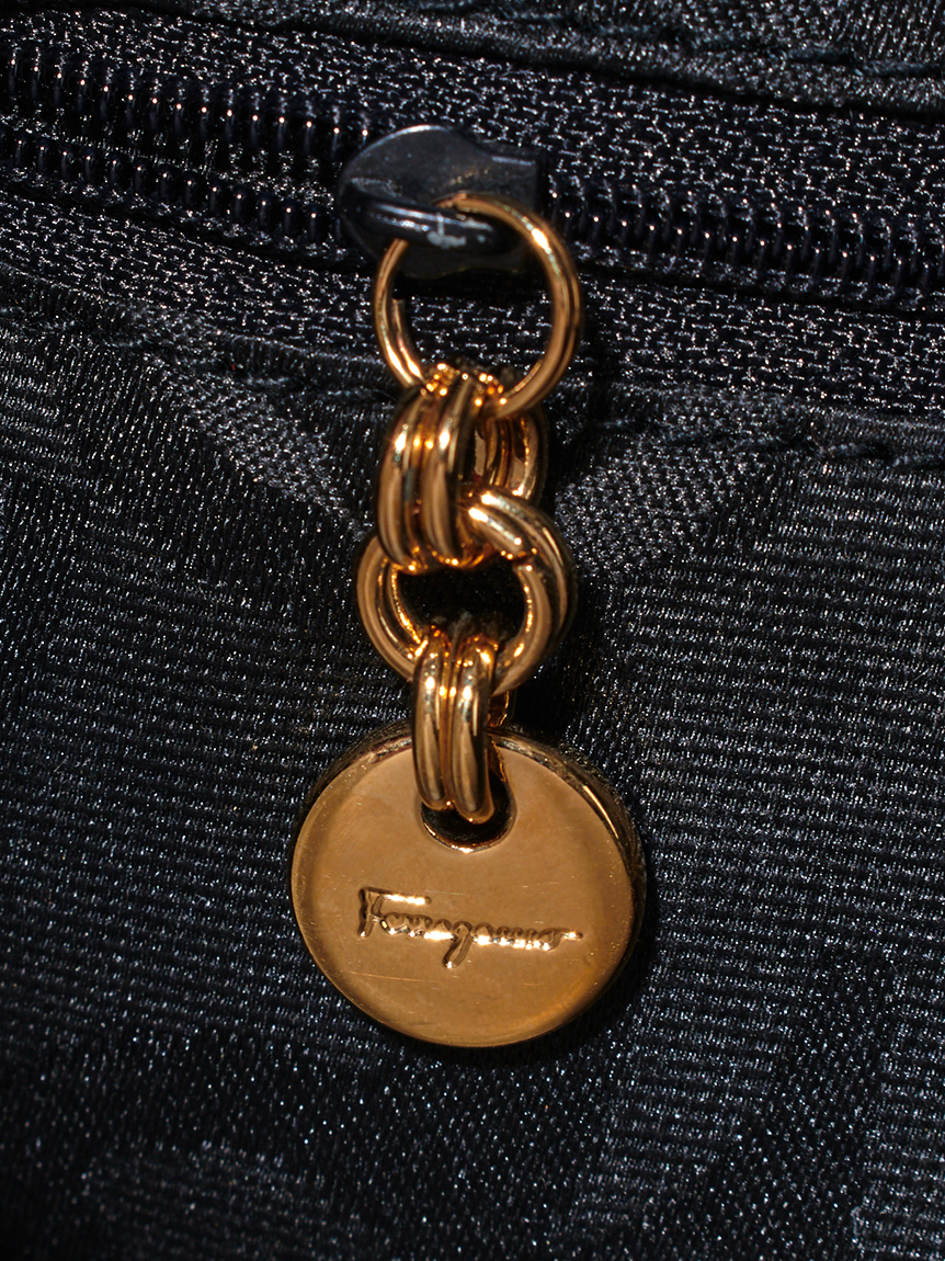 Salvatore Ferragamo ヴァラ型押クロコショルダー(ヴィンテージバッグ
