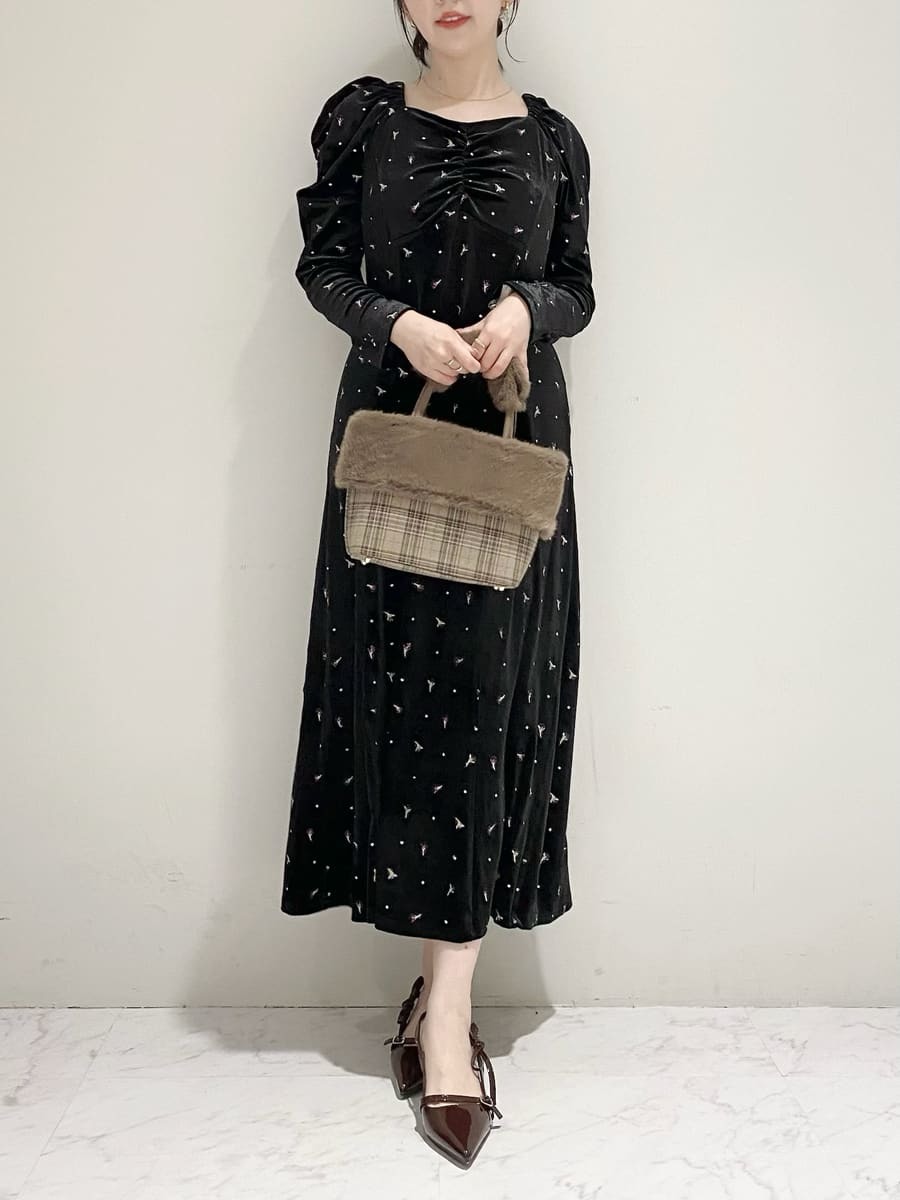 新品新作　リリーブラウン エンブロイダリーベロアワンピース エンブロイダリーベロアワンピース(マキシ・ロングワンピース