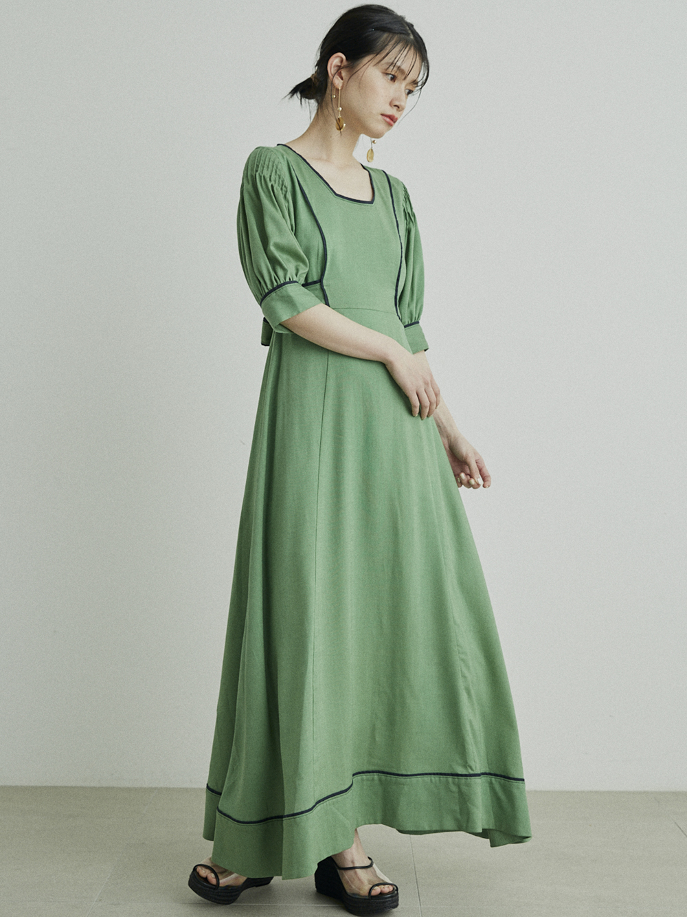 カラーパイピングロングワンピース マキシ ロングワンピース ワンピース Lily Brown リリーブラウン の通販サイト 公式