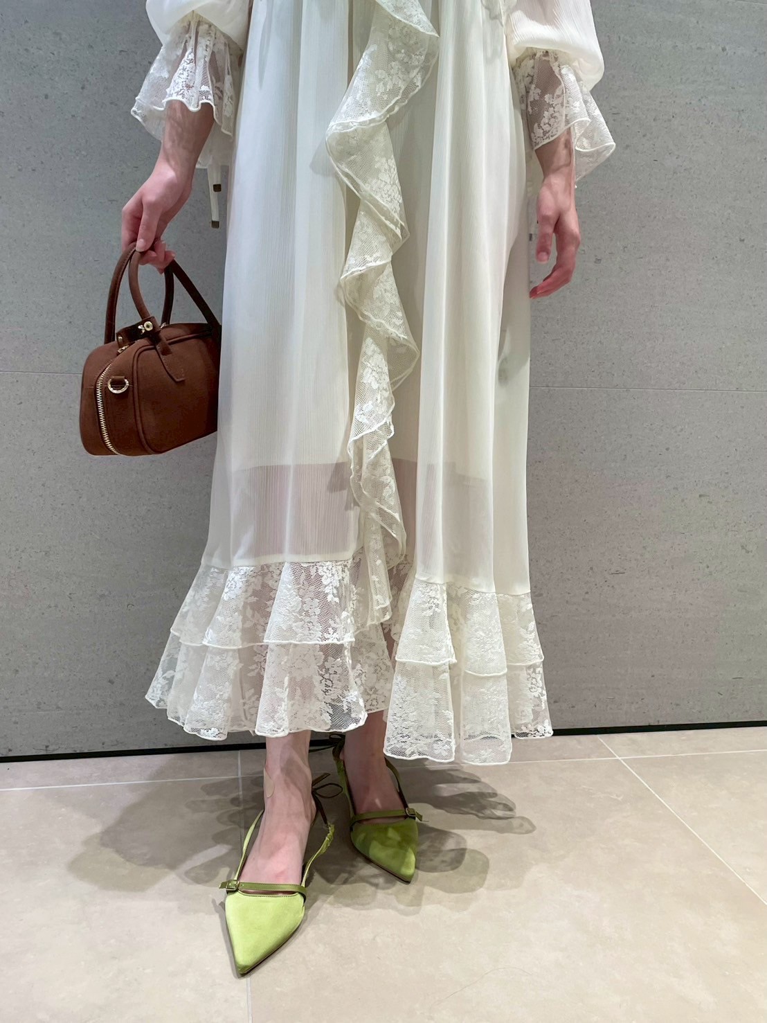 新品Lily Brown レースフリルパーティードレス レースフリルシフォンワンピース(マキシ・ロングワンピース