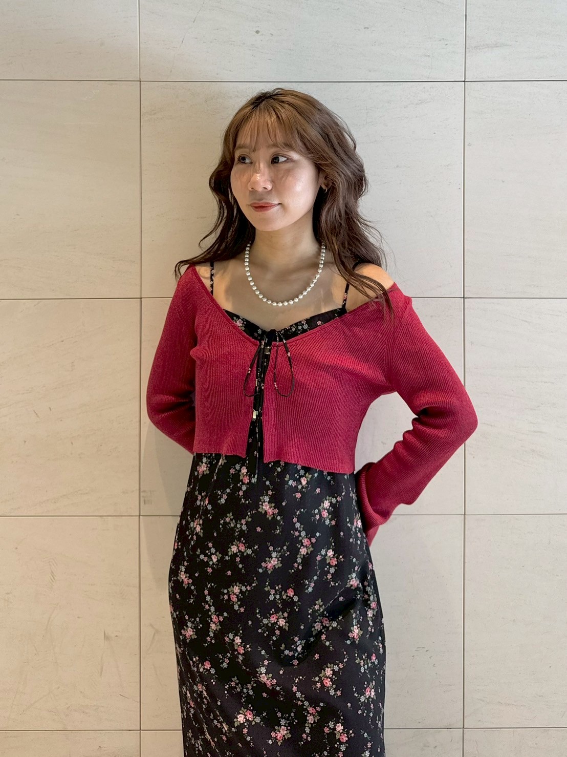 【未使用 超美品】LILY BROWN カーデセットキャミワンピース　BLK LILY BROWN（リリーブラウン）の「ニットカーデセットキャミ