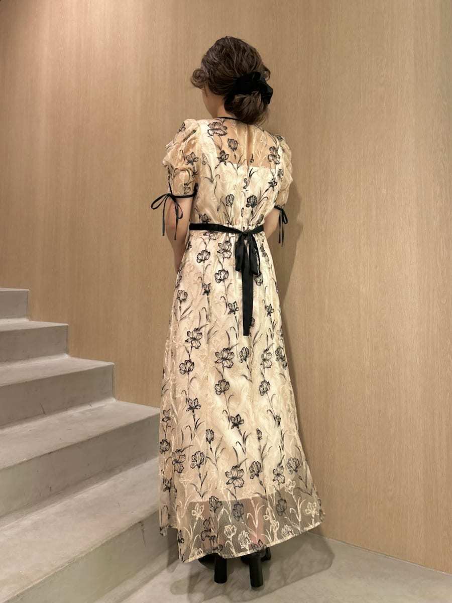 ラインフラワーエンブロイダリードレス(マキシ・ロング