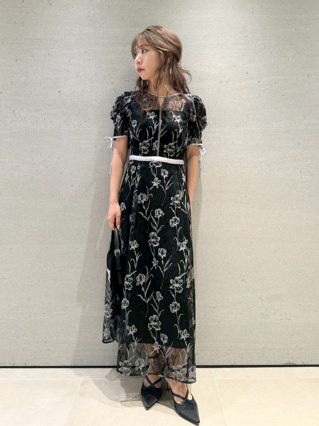 ラインフラワーエンブロイダリードレス(マキシ・ロング