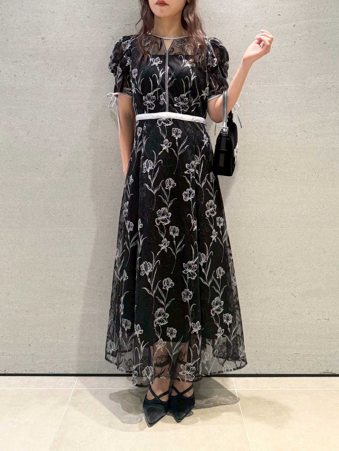 ラインフラワーエンブロイダリードレス(マキシ・ロングワンピース