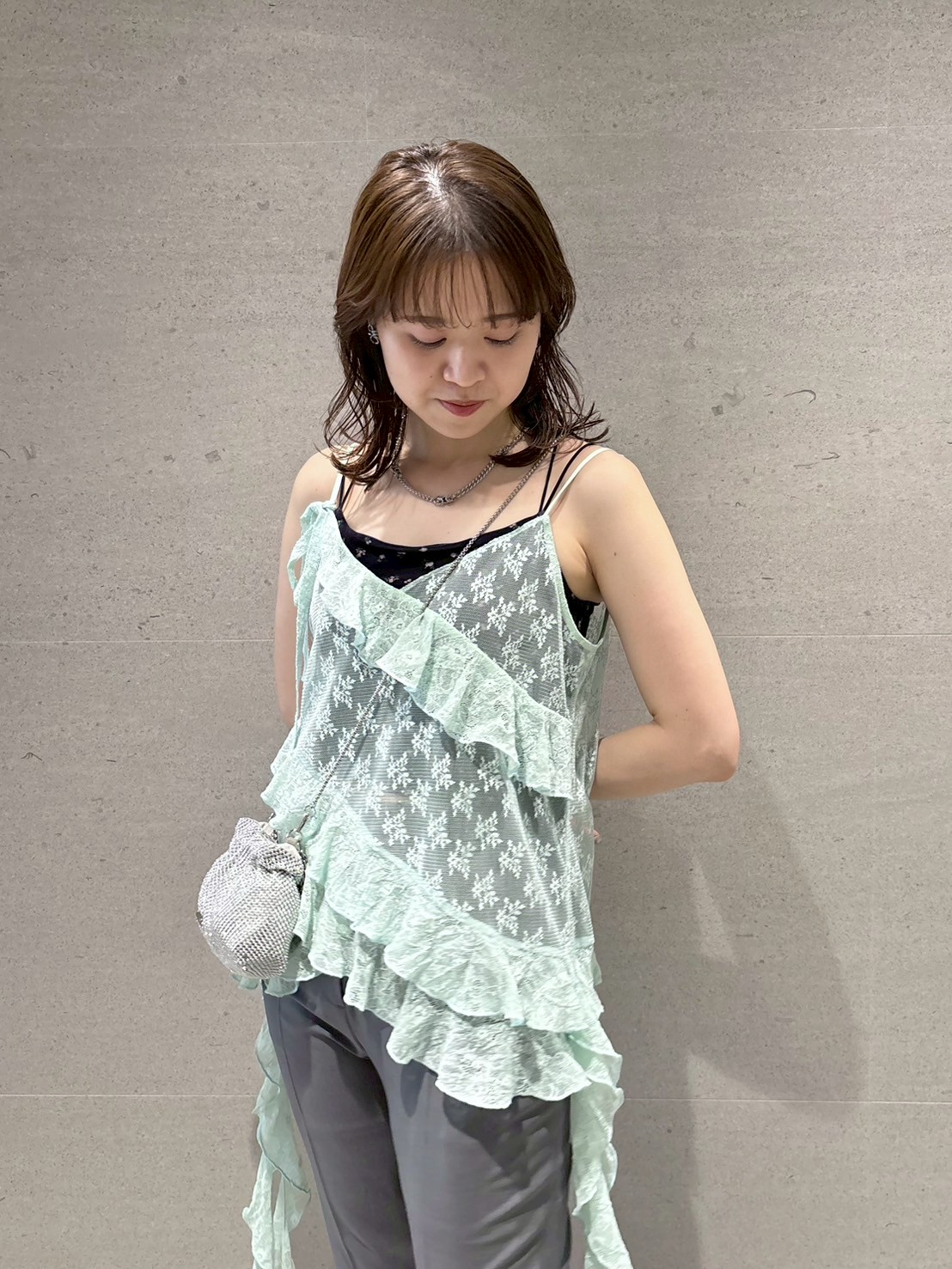LILY BROWN｜レースフリルキャミトップス | Rakuten Fashion