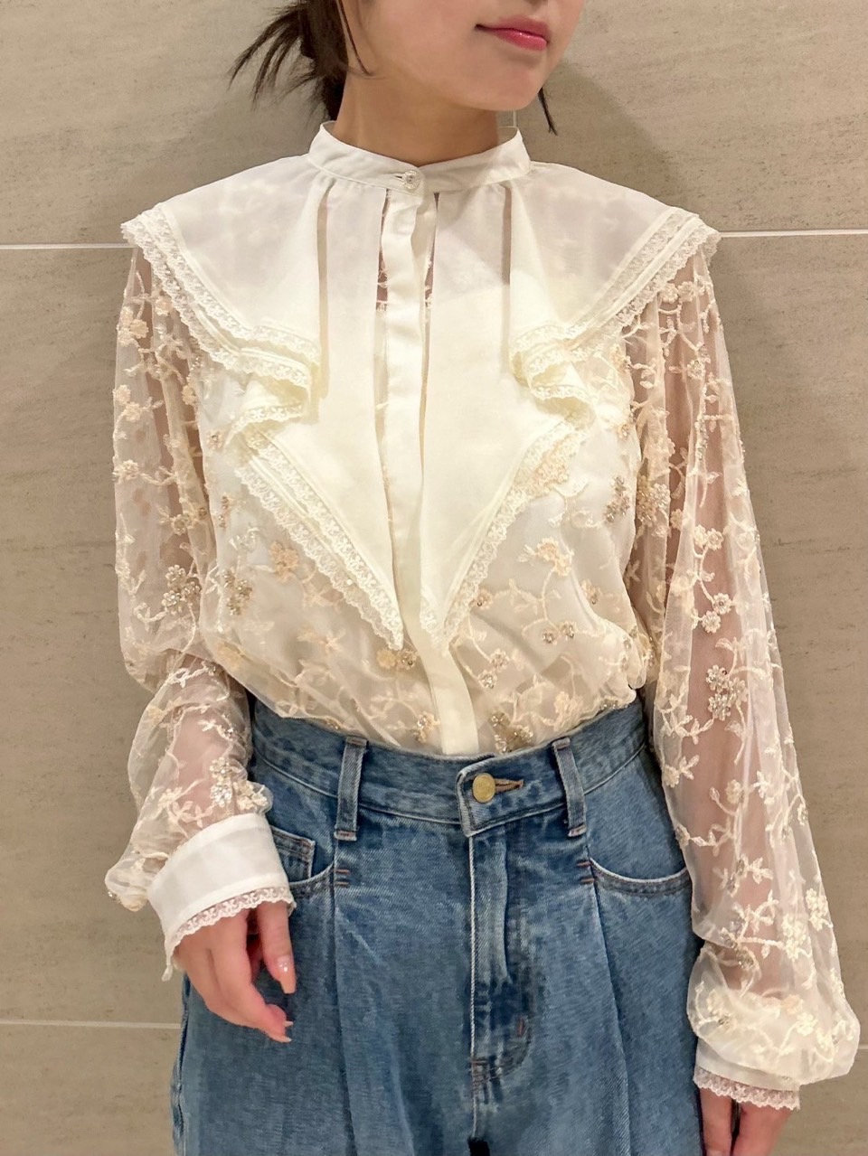 H*U様 【新品】LILY BROWN フラワービジューレースブラウス OWHT L.B CANDY STOCK]フラワービジューレースブラウス(シャツ