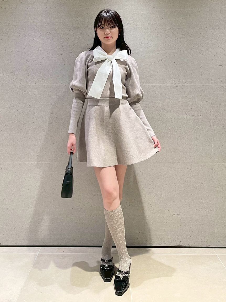 Lily Brown アイボリー Vネック セーター スカートセット ボウタイニットセットアップ(トップス＆ボトムセット)｜ワンピース