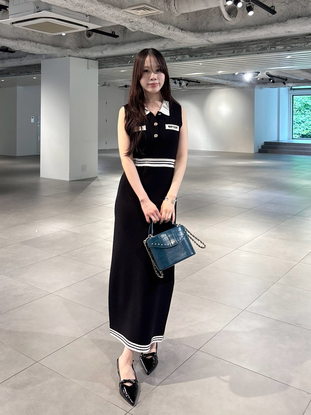 極美品 バーバリーロンドン 刻印ボタン 襟裏ノバチェック ワンピース 黒 40 LILY BROWN×MARY QUANT】ポロニットワンピース(ニットワンピース