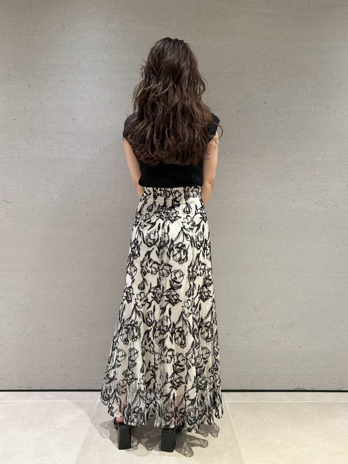 Lily brown ボリュームフリルニットトップス CGRY LILY BROWN（リリーブラウン）の「ボリュームフリルニット