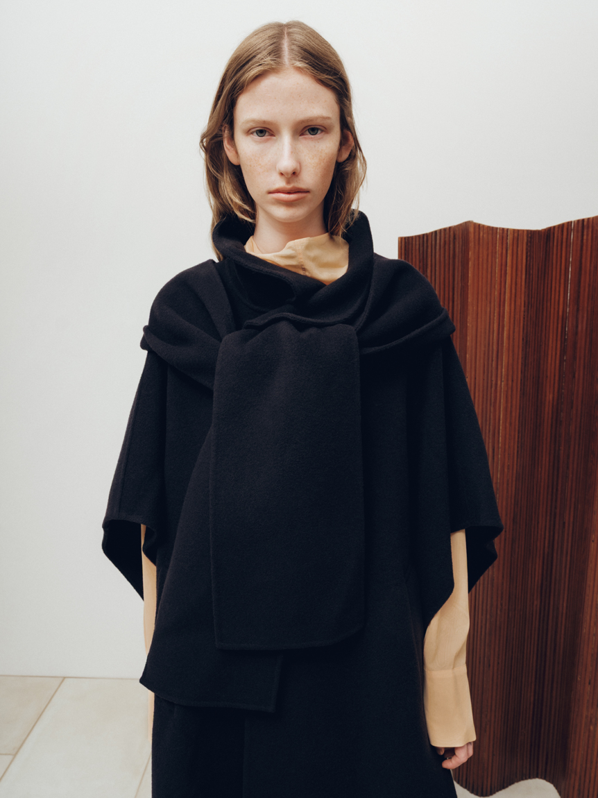 極美品✨ミースロエ　スーパー140スタンドカラー接結ポンチョ2024AWコート MIESROHE（ミースロエ）の「スーパー140スタンドカラー接結ポンチョ