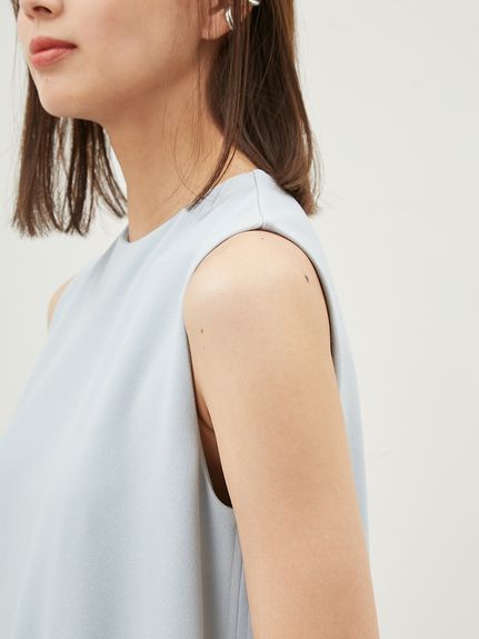 クルーネックウエストステッチストレートカットワンピース
