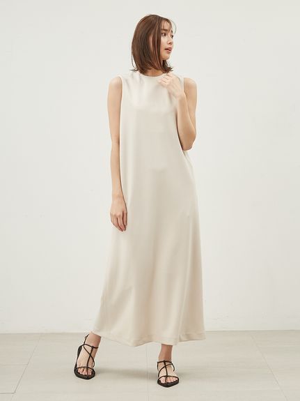 クルーネックウエストステッチストレートカットワンピース