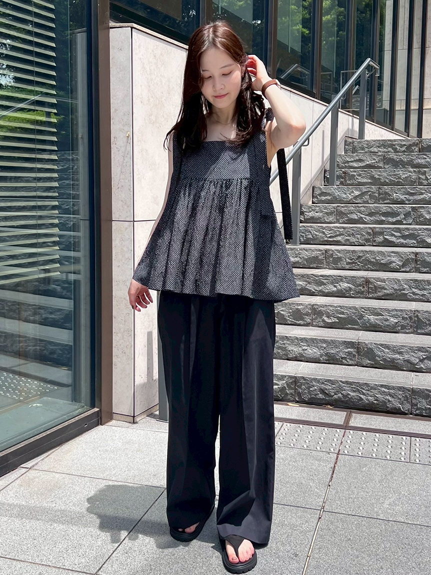 Mila Owen（ミラオーウェン）の「ペプラムブラウステーパード