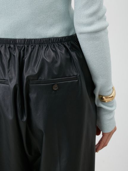 フェイクレザーセンタープレスワイドイージーパンツ(ワイドパンツ