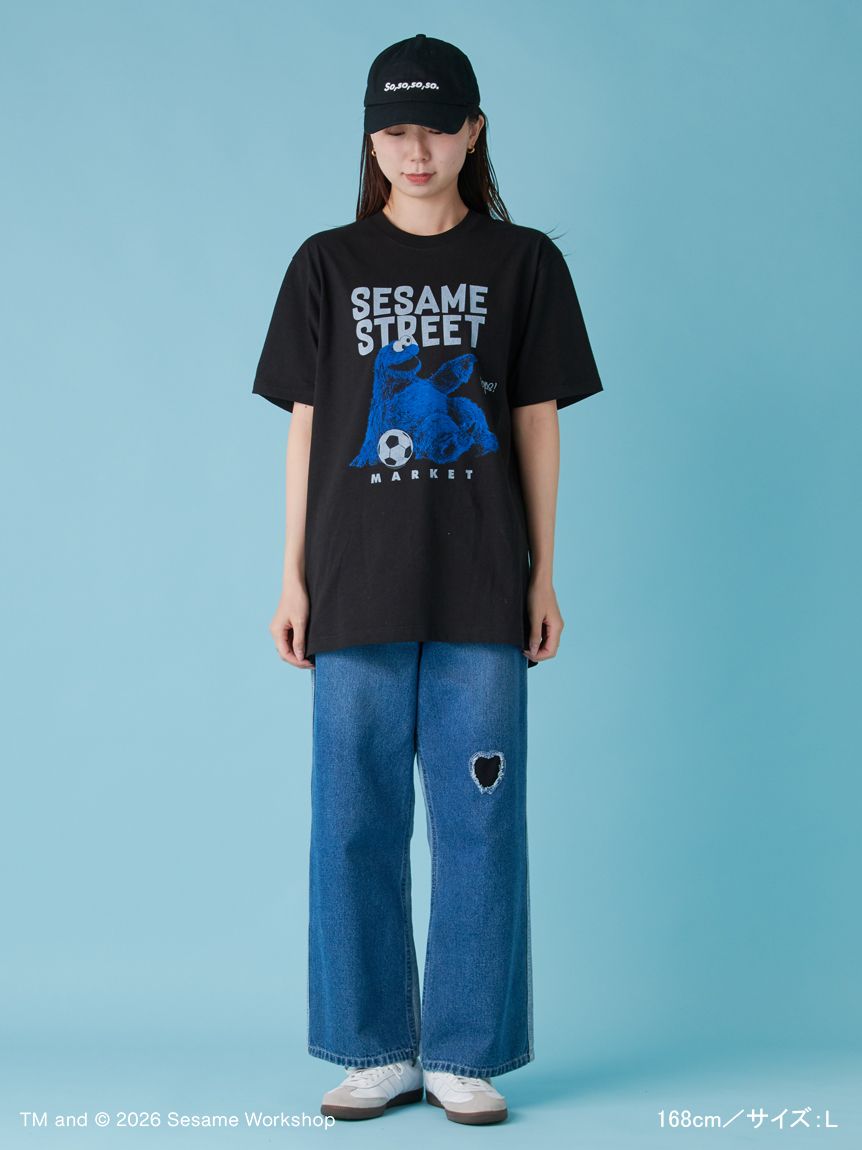 UNISEX】フォトTシャツ（SOCCER）(Tシャツ)｜SESAME STREET MARKET