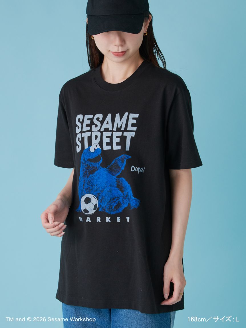 UNISEX】フォトTシャツ（SOCCER）(Tシャツ)｜SESAME STREET MARKET