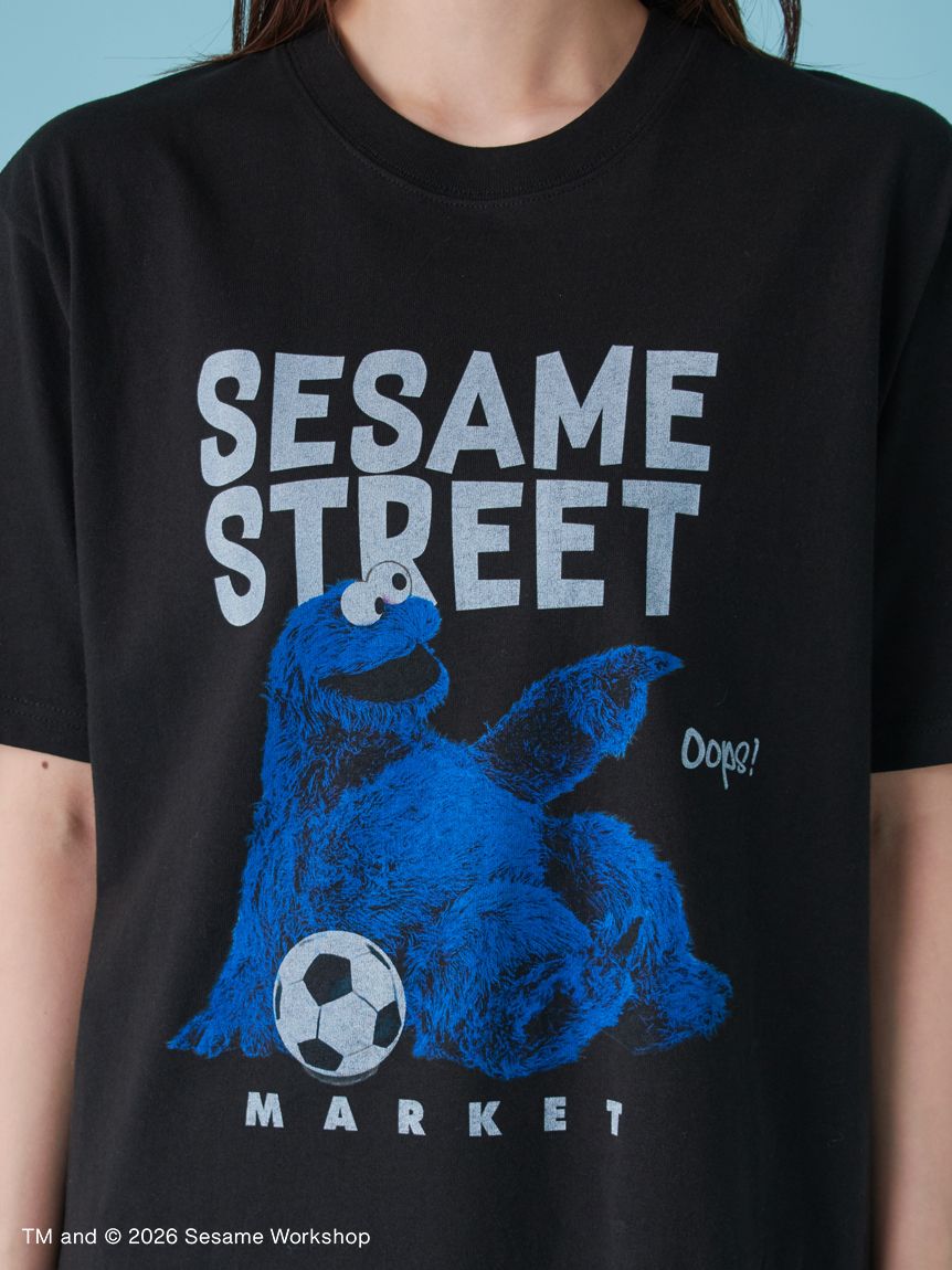UNISEX】フォトTシャツ（SOCCER）(Tシャツ)｜SESAME STREET MARKET