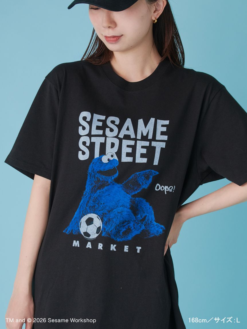 UNISEX】フォトTシャツ（SOCCER）(Tシャツ)｜SESAME STREET MARKET