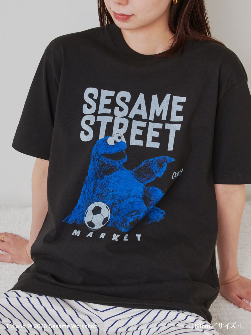 UNISEX】フォトTシャツ（SOCCER）(Tシャツ)｜SESAME STREET MARKET