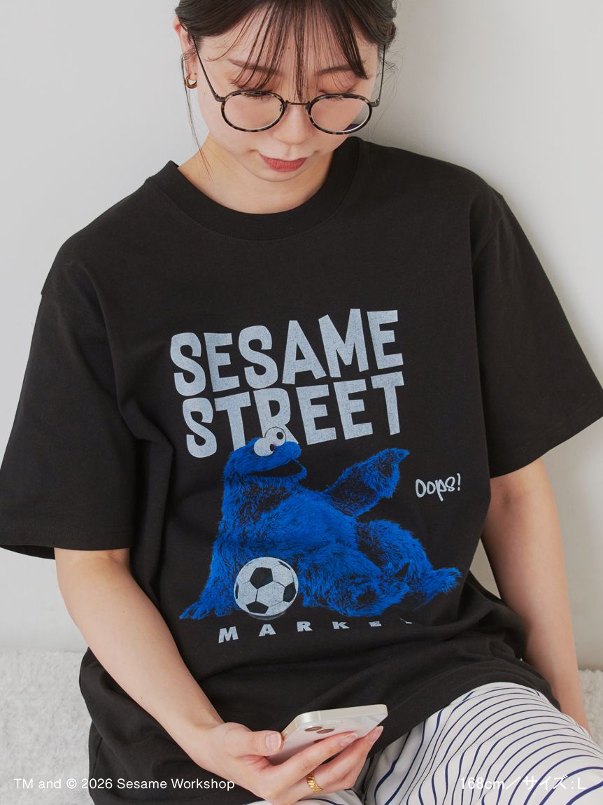UNISEX】フォトTシャツ（SOCCER）(Tシャツ)｜SESAME STREET MARKET