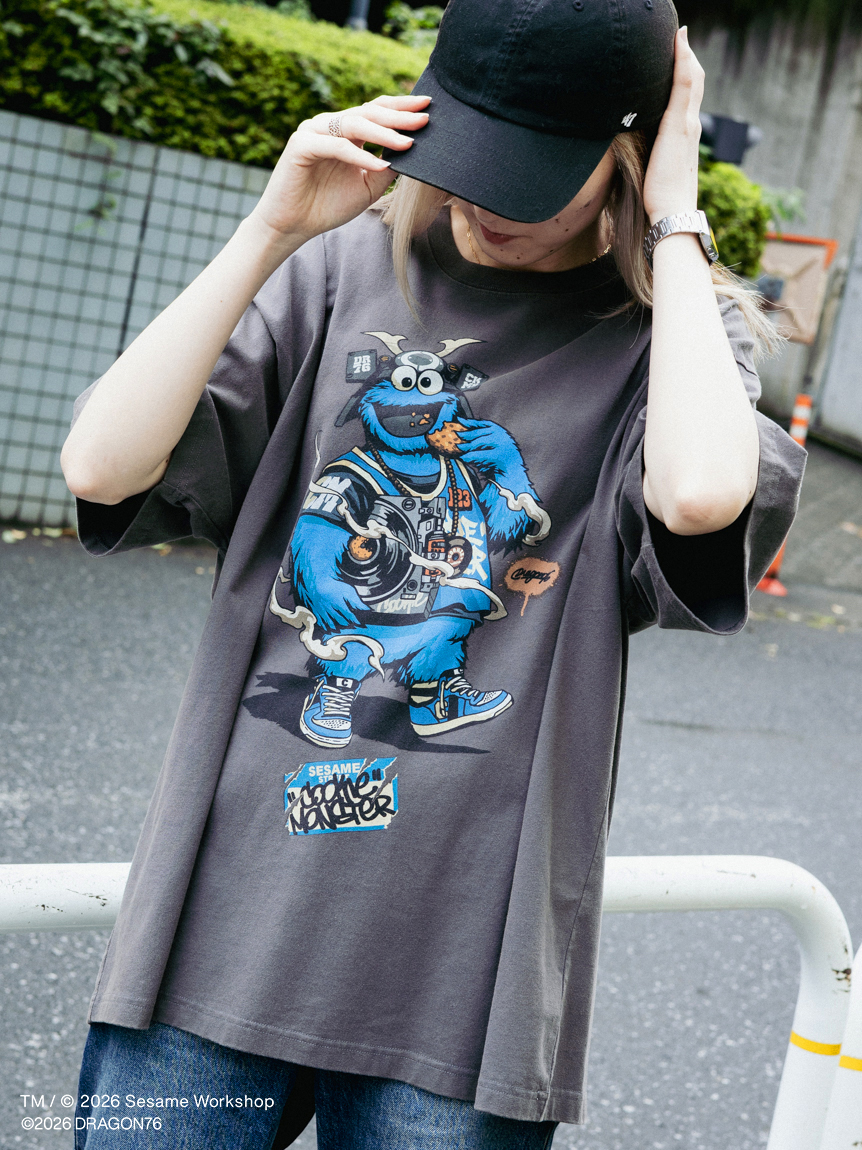 UNISEX】【SESAME STREET MARKET×Dragon76】グラフィックTシャツ