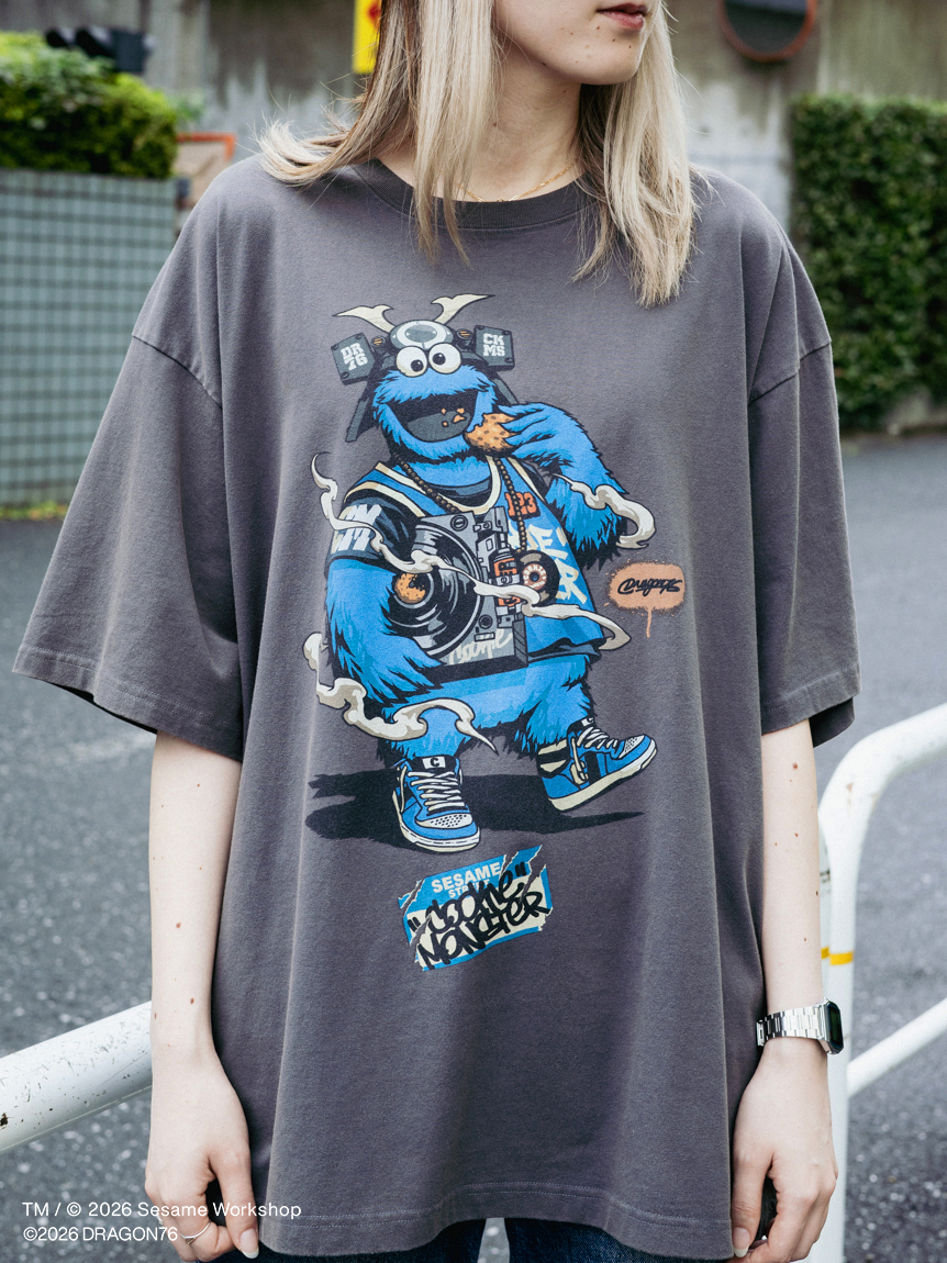 UNISEX】【SESAME STREET MARKET×Dragon76】グラフィックTシャツ