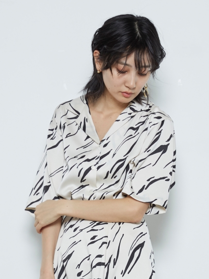 Sustainaオープンカラープリントブラウス