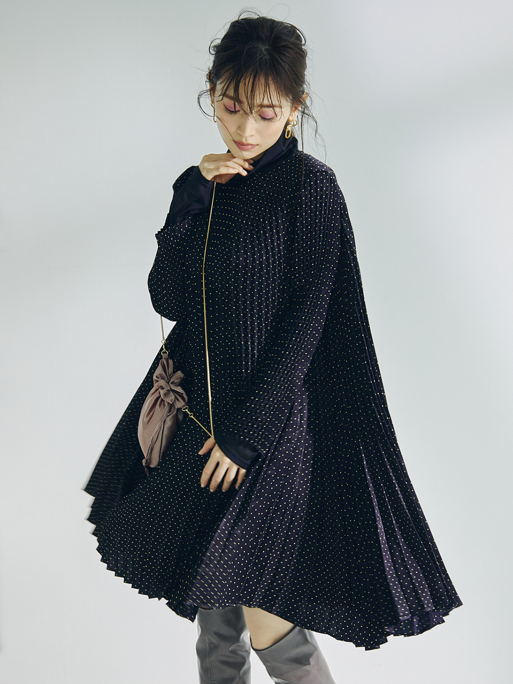サテンプリーツドットワンピース