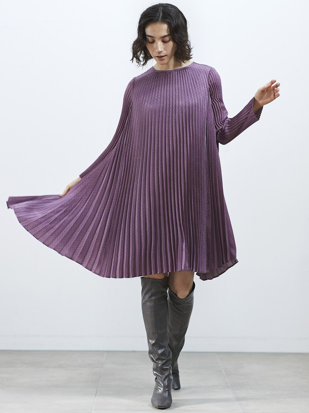 サテンプリーツドットワンピース